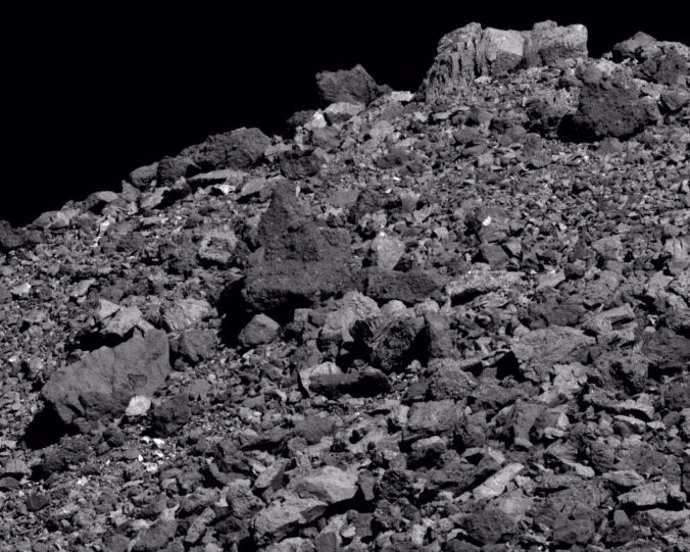 Esta imagen tomada en marzo de 2019 por la nave espacial OSIRIS-REx reveló una gran cantidad de rocas que cubrían la superficie del asteroide Bennu.