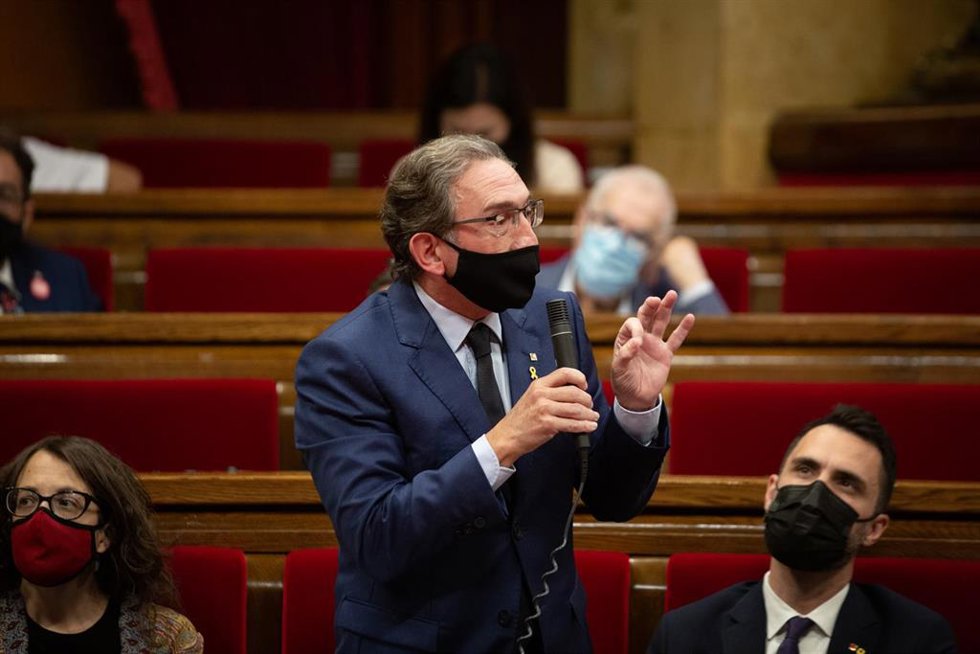 El conseller de Economía y Hacienda, Jaume Giró, interviene en la segunda sesión del Pleno en el Parlament de Cataluña, a 6 de octubre de 2021, en Barcelona, Cataluña (España). Durante esta sesión de control, el Govern de la Generalitat responde a cuest