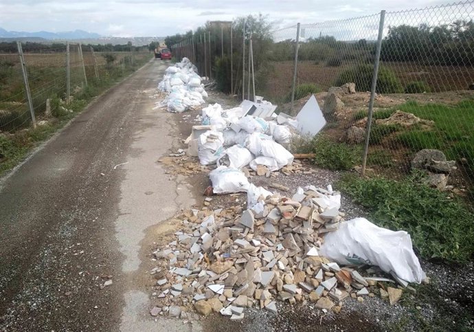 Escombros acumulados en el camí de Ses Argiles, en Palma.