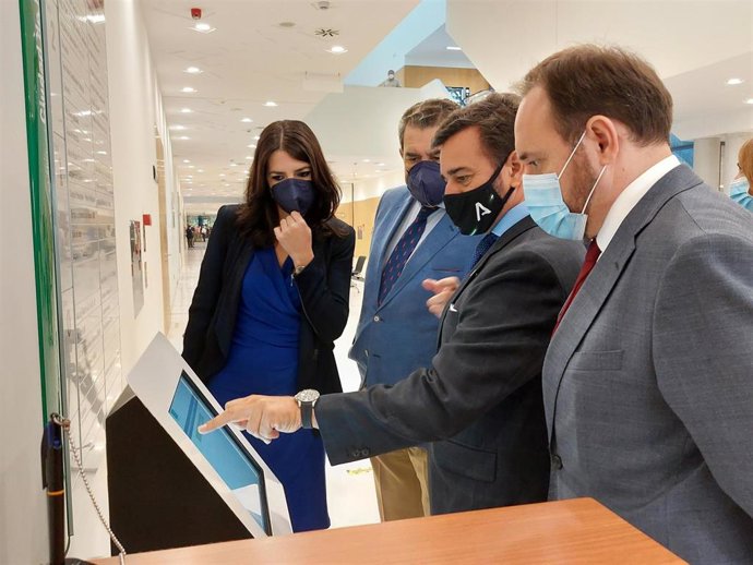 Asistentes a la puesta en marcha del sistema de información y gestión de solicitud de citas previas a través de Internet para registros civiles de Andalucía, con el viceconsejero de Justicia de la Junta, Manuel Alejandro Cardenete.