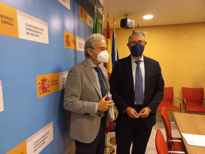 El presidente de la Confederación Hidrográfica del Segura (CHS), Mario Urrea, a la derecha, junto al director técnico, Carlos Marco