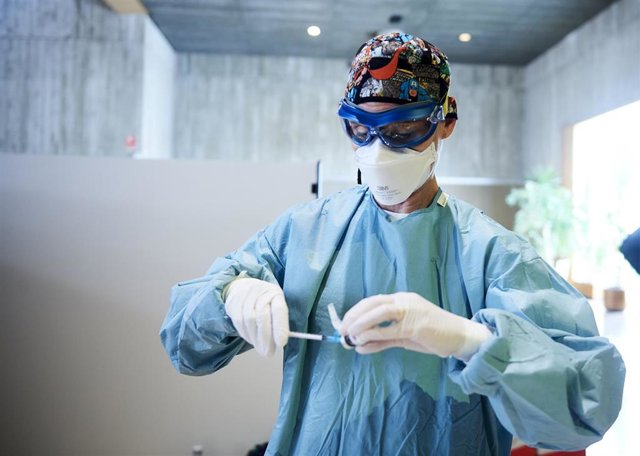 Archivo - Una profesional sanitaria sostiene un vial con la vacuna contra el Covid