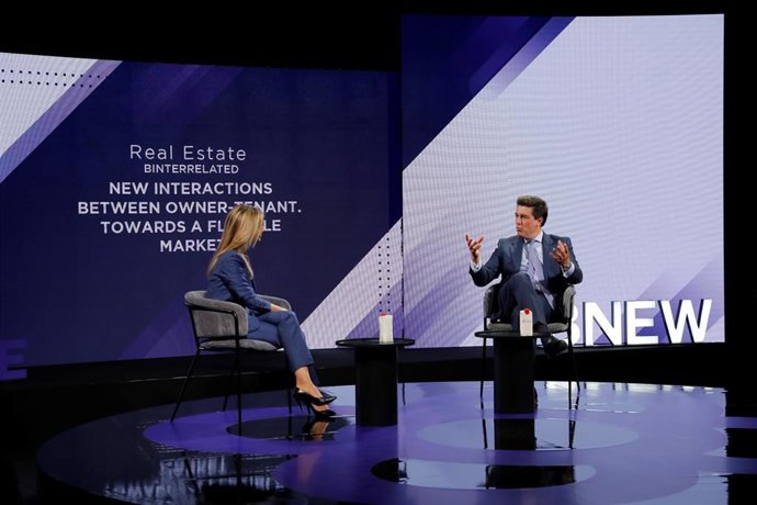 El ceo de Merlin Properties, Ismael Clemente, durante la entrevista que ha realizado la presidenta y ceo de Savills Aguirre Newman Barcelona, Anna Gener, en el marco de la BNEW.