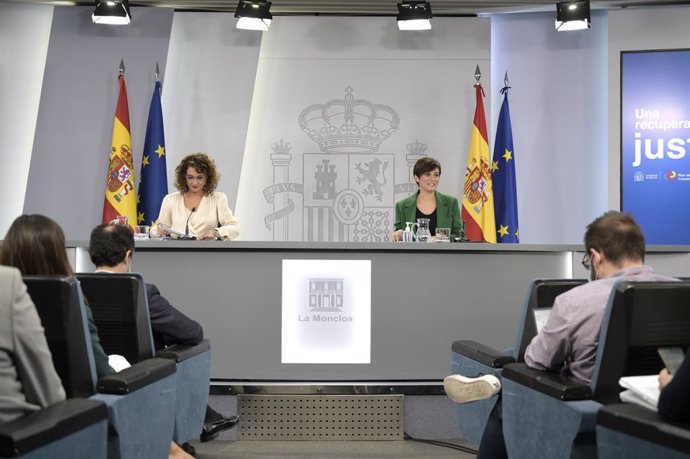 La ministra de Hacienda y Función Pública, Maria Jesús Montero (i) y la ministra Portavoz, Isabel Rodríguez (d), comparecen en rueda de prensa posterior al Consejo de Ministros extraordinario celebrado en Moncloa, a 7 de octubre de 2021, en Madrid (Espa