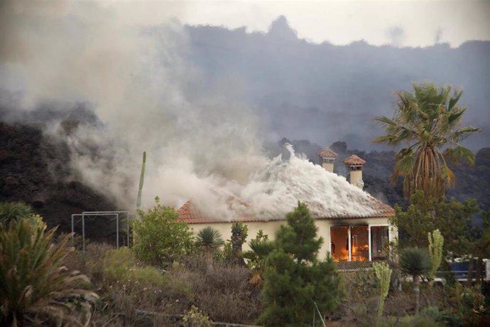 Una casa es destruida por la lava del volcán de la zona de Los Llanos, a 20 de septiembre de 2021, en El Paso, La Palma, Santa Cruz de Tenerife, Islas Canarias, (España). La erupción volcánica iniciada ayer a las 16 horas en la zona de Cabeza de Vaca (L