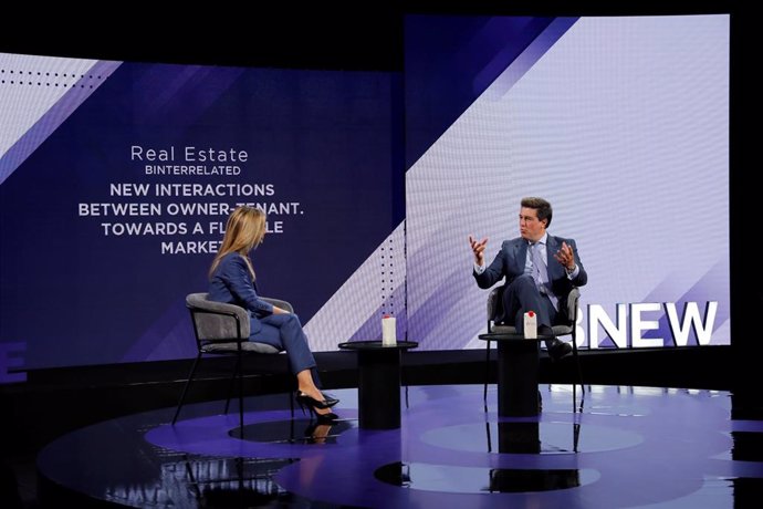 El ceo de Merlin Properties, Ismael Clemente, durante la entrevista que ha realizado la presidenta y ceo de Savills Aguirre Newman Barcelona, Anna Gener, en el marco de la BNEW.