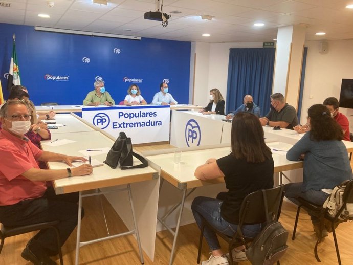 Reunión de la nueva junta directiva del PP de Mérida.