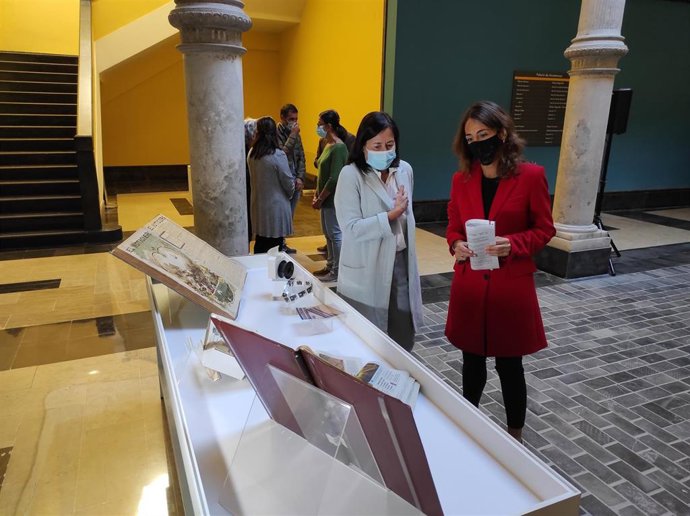 La consejera municipal de Presidencia, Hacienda e Interior del Ayuntamiento de Zaragoza, María Navarro, en la presentación del proyecto de digitalización de la Hemeroteca municipal.
