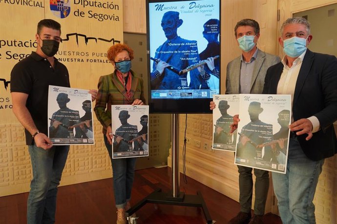 El coordinador del evento, Miguel Monterrubio; la directora del Grupo de Danzas La Esteva, Rosa Velasco; el concejal de Participación Ciudadana del Ayuntamiento de Segovia, Andrés Torquemada; y el diputado de Cultura, Juventud yDeportes, José María Brav