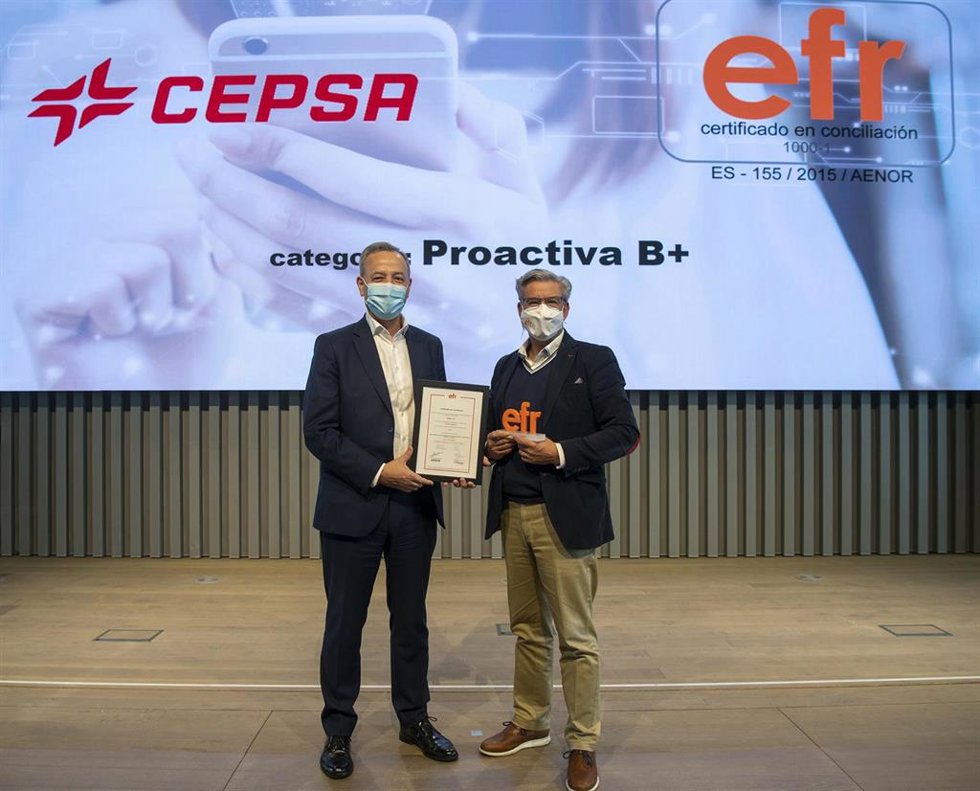 Carlos Morán, jefe de Recursos Humanos de Cepsa, recoge el premio de manos de un representante de la Fundación Másfamilia