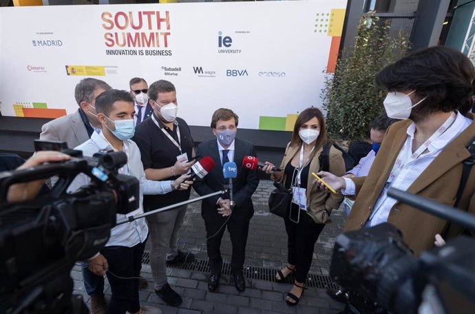 El alcalde de Madrid, José Luis Martínez-Almeida, ofrece declaraciones a los medios, a su llegada a  la clausura del South Summit 2021