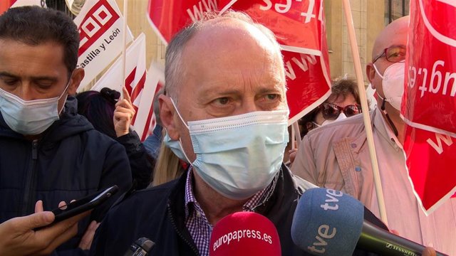 El secreatario general de UGT Castilla y León, Faustino Temprano, durante la concentración con motivo de la Jornada Mundial por el Trabajo Decente.
