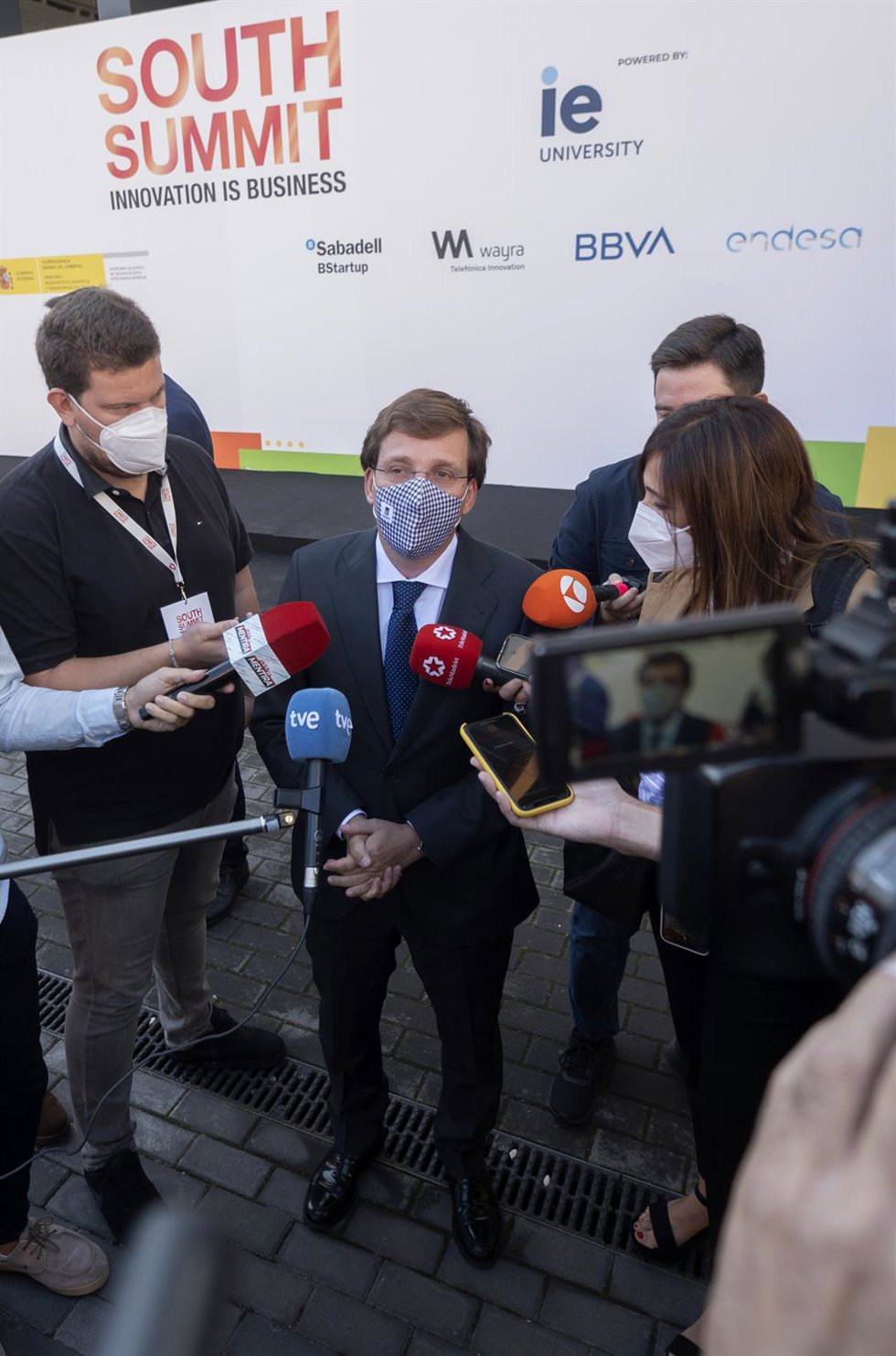 El alcalde de Madrid, José Luis Martínez-Almeida, ofrece declaraciones a los medios, a su llegada a la clausura del South Summit 2021, a 7 de octubre de 2021, en Madrid, (España). Bajo el nuevo lema Shape the future, del 5 al 7 de octubre, Madrid aco