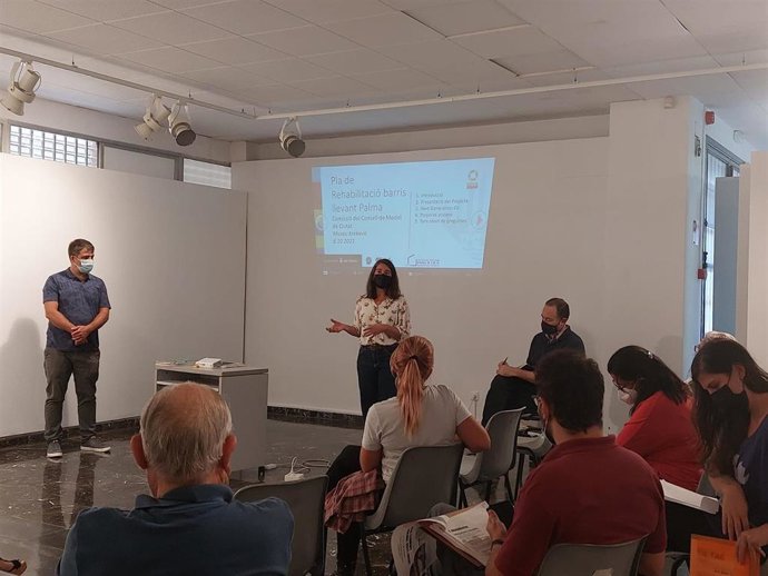 La regidora de Modelo de Ciudad, Vivienda Digna y Sostenibilidad de Palma, Neus Truyol, y el director general de Vivienda, Josep Maria Rigo, con la comisión de seguimiento del proyecto de Llevant.