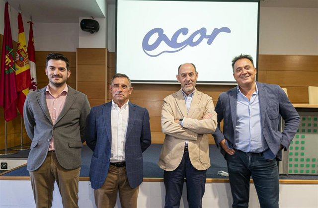 De izquierda a derecha: Francisco Muñoz (director de planta), Eliseo Veganzones (vicepresidente), Jesús Posadas (presidente) y José Luis Domínguez (director general).