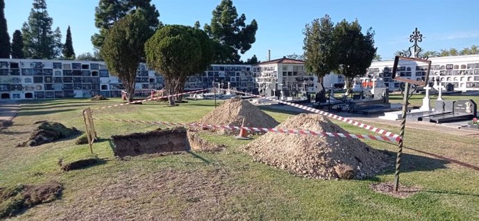 Trabajos en una fosa común en el cementerio de La Soledad.