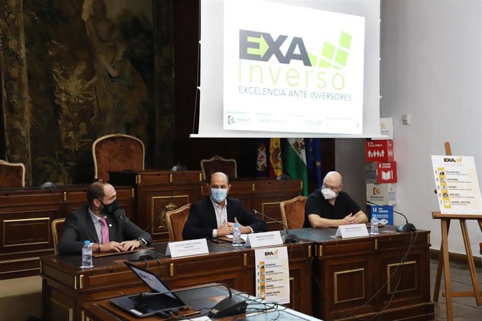 El delegado de Empleo en la Diputación de Córdoba, Miguel Ruz (centro), en la inauguración de la I Jornada del Proyecto 'Exainverso'.