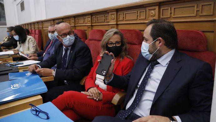 El presidente del PP regional, Paco Núñez, junto a los diputados Lola Merino y Emilio Bravo, en el Debate sobre el Estado de la Región.