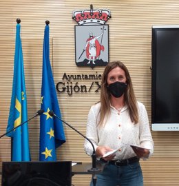 Ángela Pumariega, portavoz del PP en el Ayuntamiento de Gijón, en rueda de prensa en el Consistorio gijonés