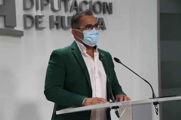 El diputado portavoz del equipo de Gobierno de la Diputación, Salvador Gómez, en rueda de prensa.