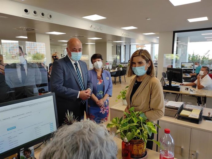 Antonio Ruiz, Rafaela Valenzuela y Rocío Blanco hablan con una empleada del SAE.