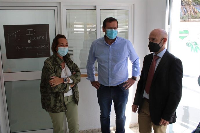 El subdelegado del Gobierno, Javier Salas, a la derecha de la imagen, en su visita a Cuevas Bajas, donde destaca la importancia del PFEA en el mantenimiento de la actividad de la población en el medio rural