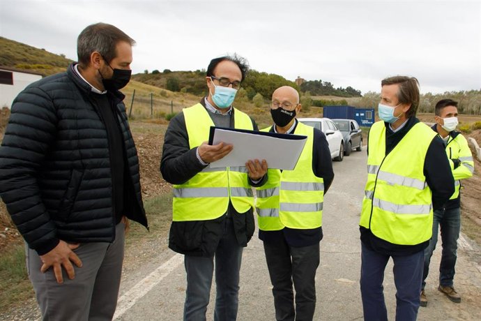 El alcalde de la Cendea de Galar, Óscar Amoztegui; el director del Servicio de Nuevas Infraestructuras, Jesús Polo; el consejero de Cohesión Territorial, Bernardo Ciriza; y el director general de Obras Públicas e Infraestructruras, Pedro López