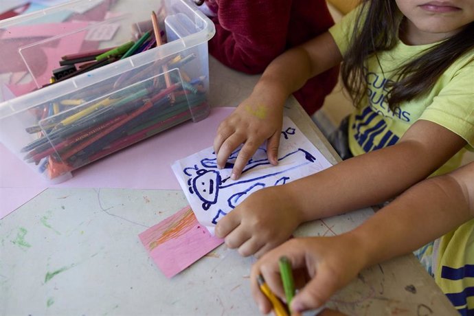 Archivo - Una niña en una actividad de dibujo en un campamento urbano de Madrid.