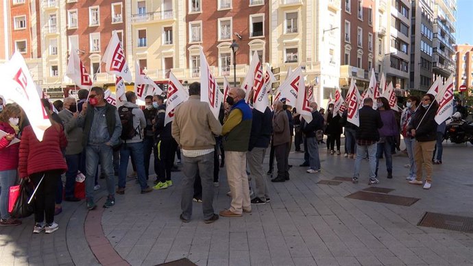 Concentración en Valladolid con motivo de la Jornada Mundial por el Trabajo Decente.