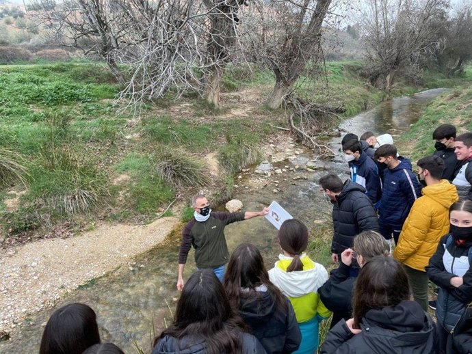 Alumnos de Aulas LIBERA en una expedición en el campo