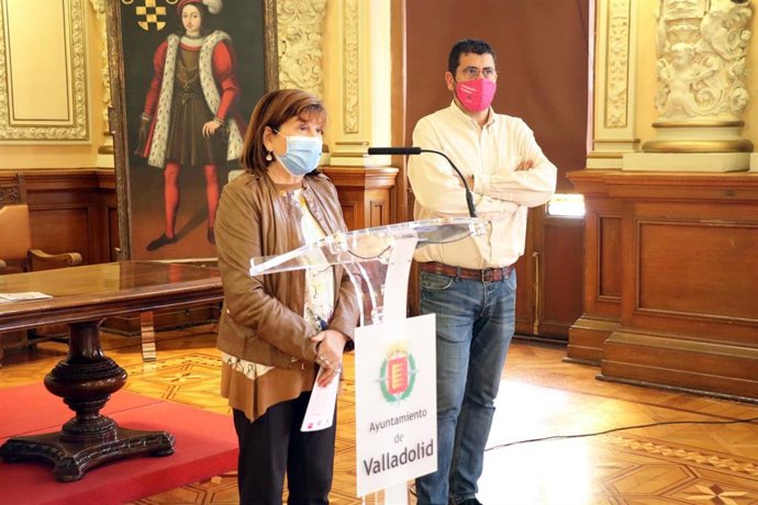 Los concejales del Ayuntamiento de Valladolid María Victoria Soto y Alberto Bustos presentan la programación de 'Menudo Fin de Semana'.