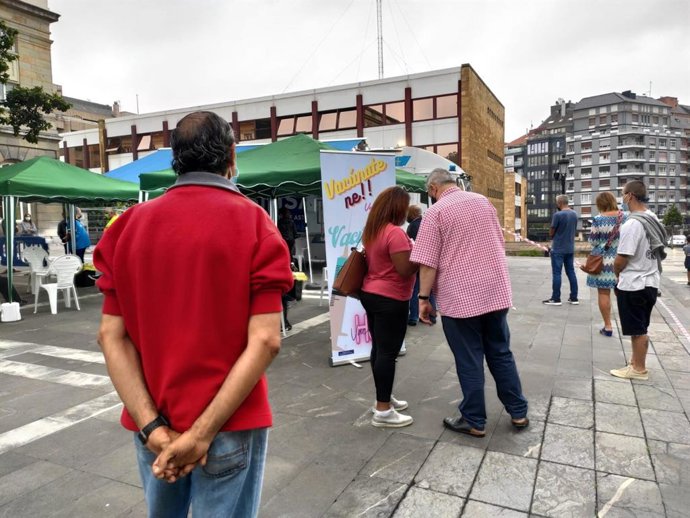 Archivo - Vacumóvil en Oviedo, unidad móvil para vacunar contra la COVID-19