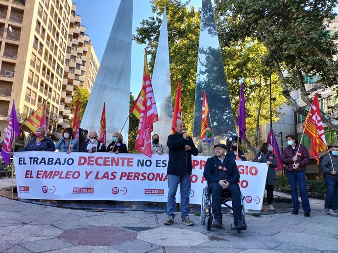 Los secretarios generales de UGT Aragon y CCOO Aragón, Daniel Alastruey y Manuel Pina, en la concentración celebrada en Zaragoza.