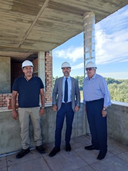 El delegado territorial de Regeneración, Justicia y Administración Local, Javier Millán, en su visita a las obras del Centro de Interpretación de Alcolea del Río (Sevilla)