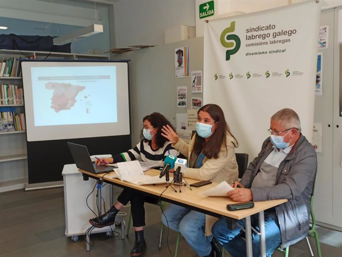 La secretaria xeral del SLG, Isabel Vilalba, en rueda de prensa acompañada de los productores Ana Rodríguez y Adolfo Cabarcos