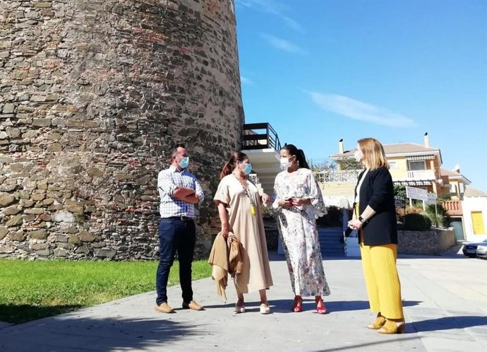 Vista de la delegada de Turismo de la Junta en Huelva, María Ángeles Muriel, a Punta Umbría.