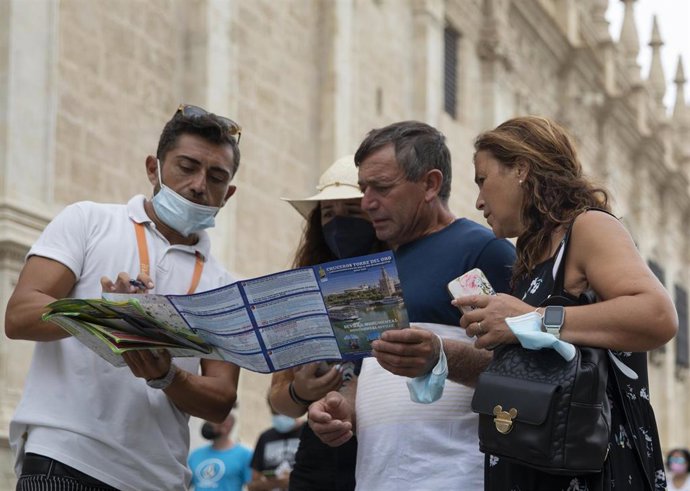 Archivo - Turistas en Sevilla