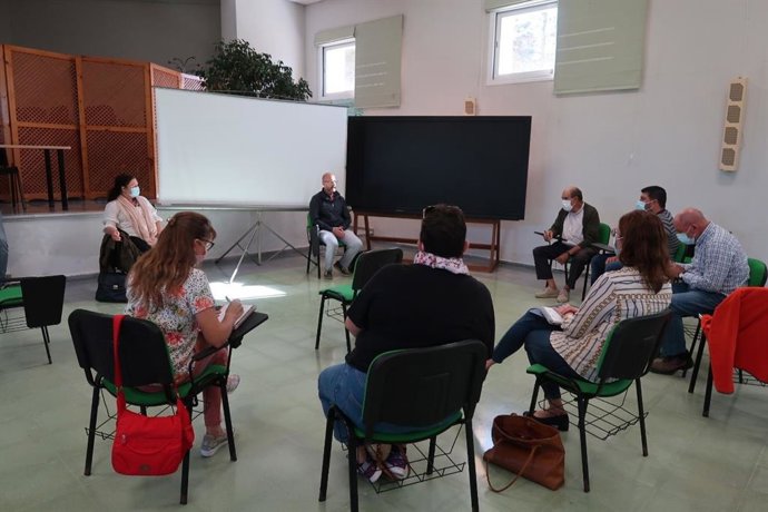 La consellera de Agricultura, Pesca y Alimentación, Mae de la Concha, en una reunión con las organizaciones profesionales agrarias de Menorca y la Asociación Frisona Balear.