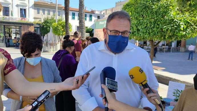 El alcalde de Mérida, Antonio Rodríguez Osuna, atiende a los medios de comunicación.