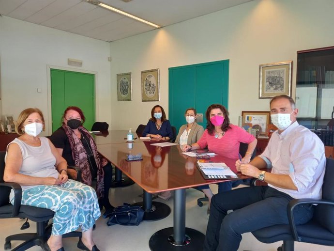 El delegado de Educación de la Junta en Almería, Antonio Jiménez, se reúne con representantes de asociaciones.