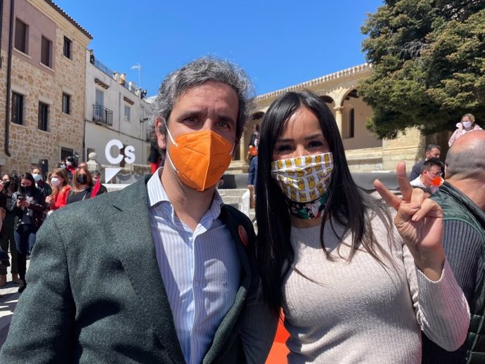 El futuro alcalde de Alcobendas, Aitor Retolaza, junto a la portavoz de Ciudadanos en el Ayuntamiento, Begoña Villacís