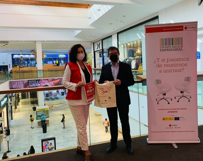 Los distintos establecimientos del centro comercial Los Arcos repartirán este jueves entre sus clientes unas bolsas de algodón con los distintos lemas de la campaña.