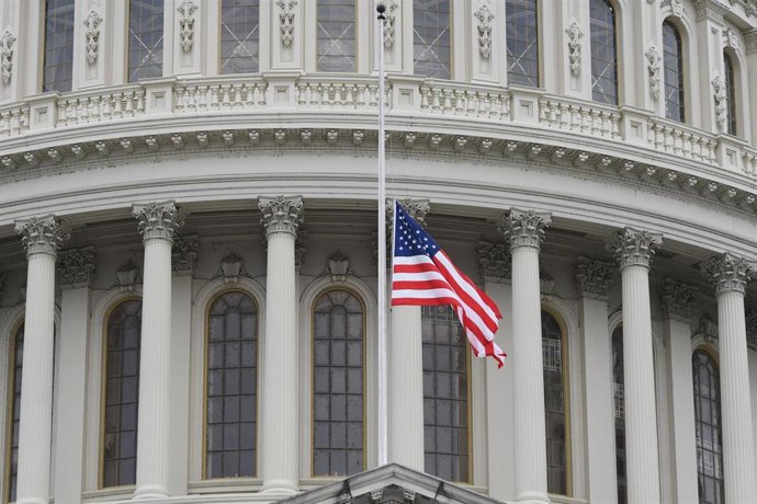 Archivo - La bandera estadounidense frente al Capitolio