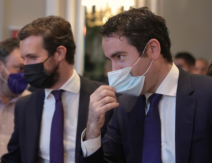 El presidente del PP, Pablo Casado, y el secretario general del Partido Popular, Teodoro García Egea, participan en un desayuno del Fórum Europa, organizado por Nueva Economía Fórum. A 7 de octubre de 2021, en Madrid (España).