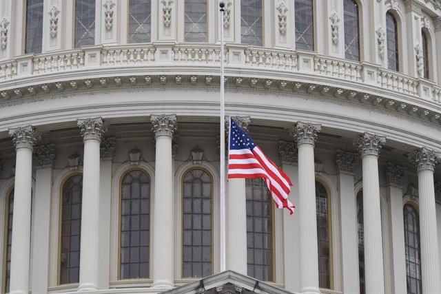 Archivo - 25 September 2020, US, Washington: The US flag flies at half mast upon the arrival of the casket of Ruth Bader Ginsburg at the US Capitol. Photo: Christy Bowe/ZUMA Wire/dpa