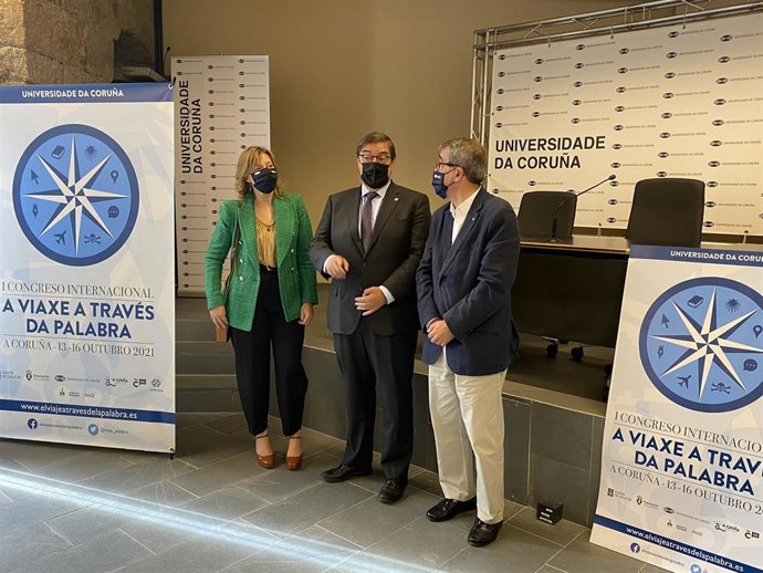 La profesora de Literatura Española en la Facultad de Filología de la UDC, Nieves Pena Sueiro;  el rector de la UDC, Julio Abalde; y el profesor de Turismo de la UDC, Carlos Rodríguez Carro en la presentación del congreso