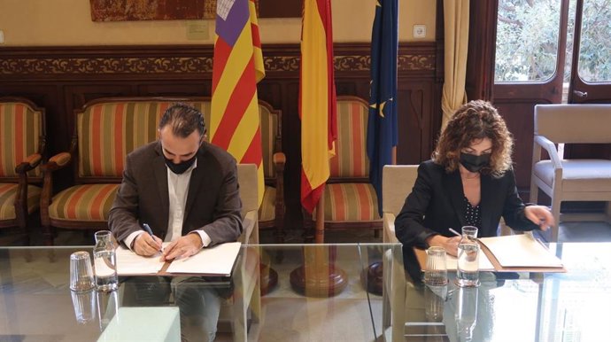 La consellera de Hacienda y Relaciones Exteriores, Rosario Sánchez, y el presidente del Consell Econmic i Social de Balears (CES), Rafel Ballester.