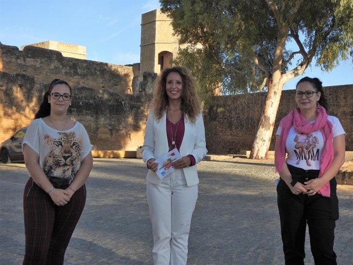 La delegada de Juventud del Ayuntamiento de Alcalá de Guadaíra, Rosa Carro (Cs), ha presentado las actividades de Halloween junto a los jóvenes de Tres Arcos.
