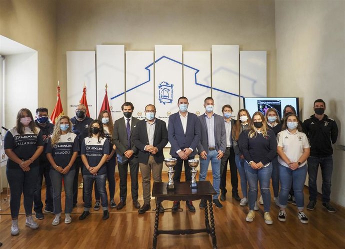 Presentación del Primer trofeo de rugby femenino.