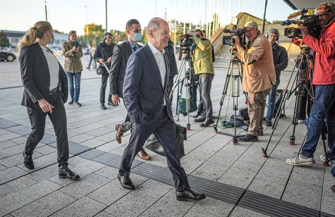 07 October 2021, Berlin: Olaf Scholz (R), Social Democratic Party of Germany (SPD) candidate for chancellor and minister of finance, arrives at the CityCube. The SPD wants to start exploratory talks with Free Democratic Party (FDP) and Buendnis 90/Die G